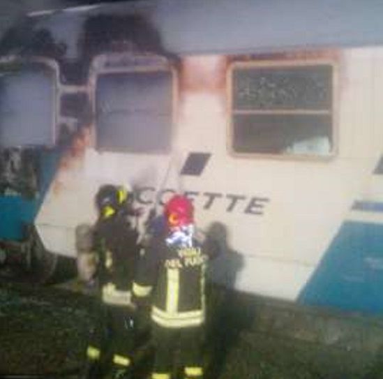 Reggio Calabria, vigili del fuoco spengono incendio carrozze treni