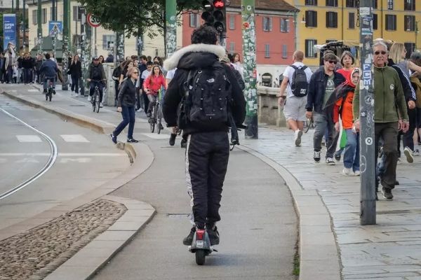 Scatta l'obbligo di assicurazione per i monopattini, costo tra 35 e 55 euro