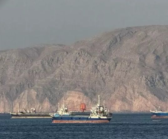 Teheran chiude Hormuz e colpisce le navi, nuovi raid Usa. 'Missili iraniani in Giordania'