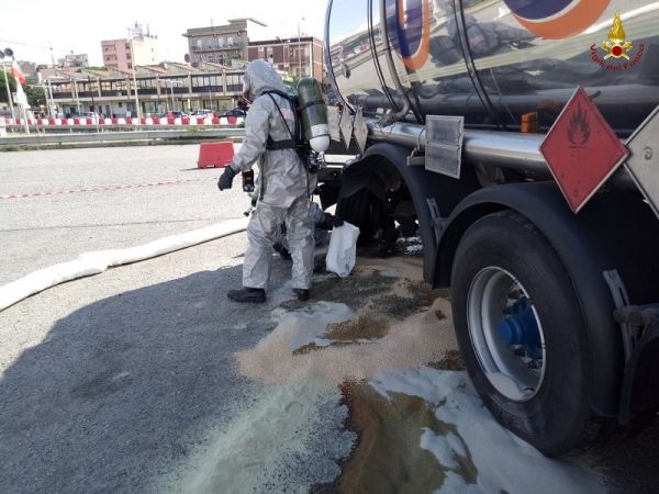 Vigili del Fuoco Reggio, perdita sostanza chimica