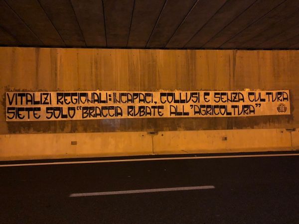 CasaPound Calabria, striscione di protesta sui vitalizi regionali