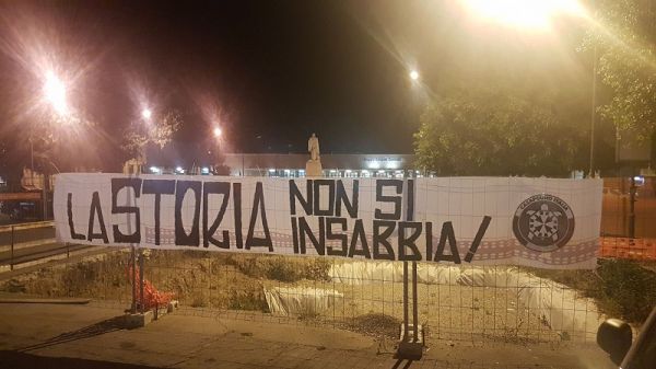 CasaPound Calabria, striscione per scavi di Piazza Garibaldi