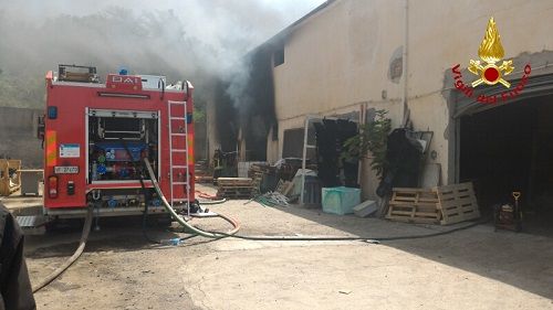 Incendio di un capannone a Gioia Tauro