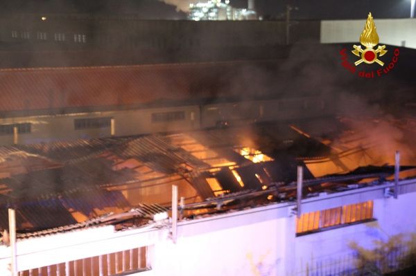 Vigili del Fuoco Crotone, incendio capannone