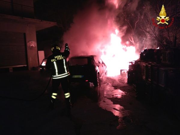 Vigili del Fuoco di Catanzaro, due auto completamente distrutte