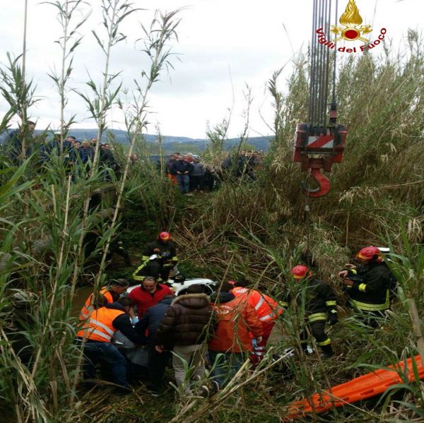 Vigili del fuoco di Catanzaro, recuperata auto a Curinga
