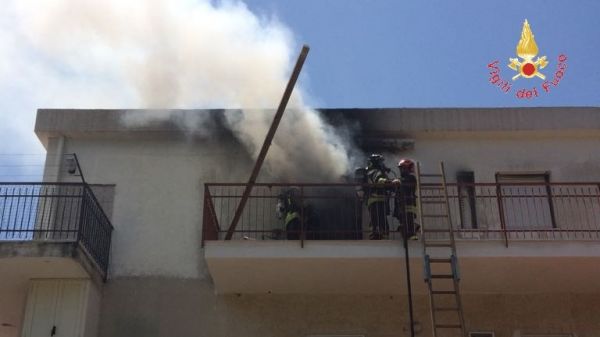 Vigili del Fuoco Lamezia, incendio abitazione uso estivo