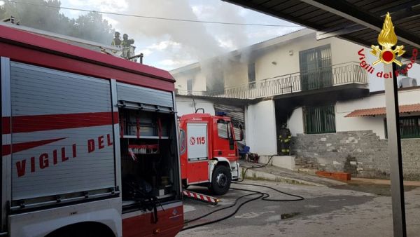 Vigili del Fuoco Reggio Calabria, incendio in deposito giudiziario