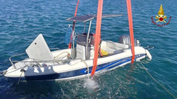 Vigili del Fuoco Reggio Calabria, recupero imbarcazione affondata