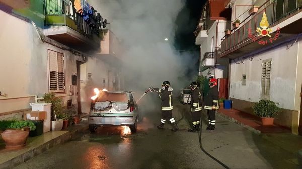 Vigili del Fuoco Sellia Marina, incendio autovettura