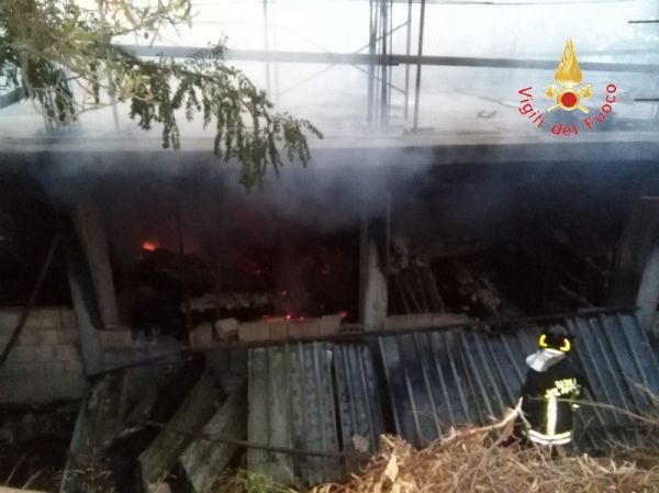Vigili del Fuoco Soverato, incendio deposito materiale edile