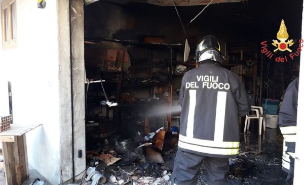 Vigili del Fuoco Soverato, incendio magazzino